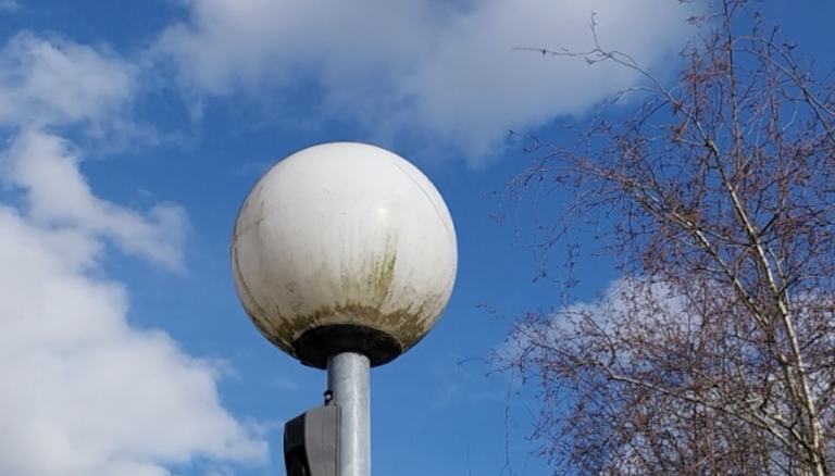 Lampadaire boule ancien à Courson-Monteloup