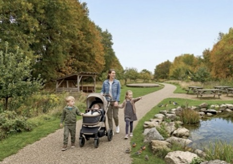 Famille se promenant dans un parc naturel