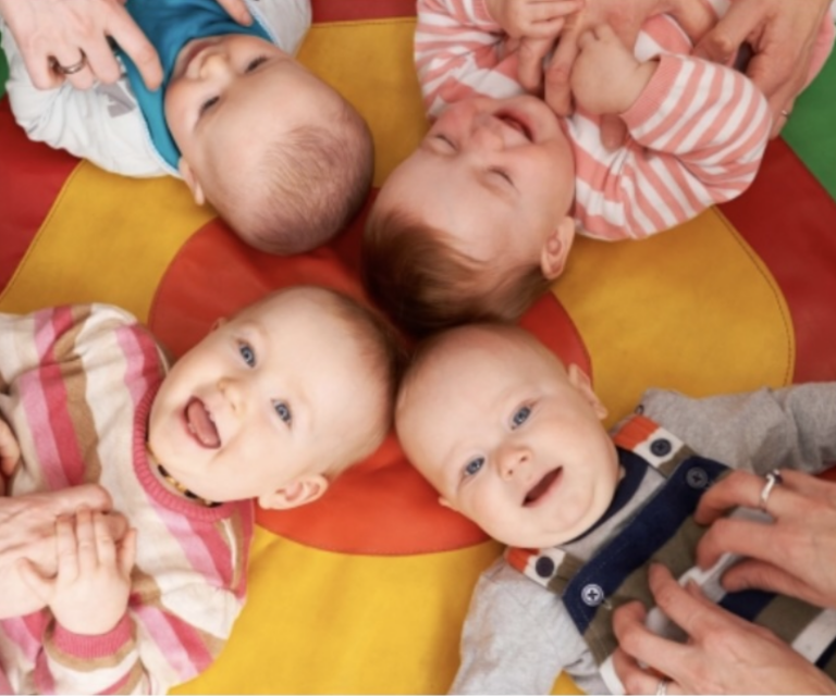 Bébés allongés lors d'un temps d'éveil
