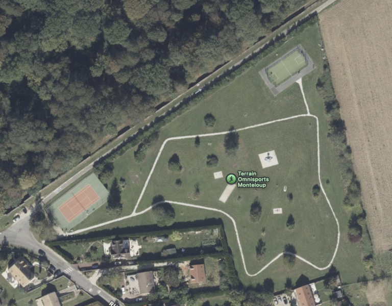 Vue aérienne du terrain omnisports de Monteloup