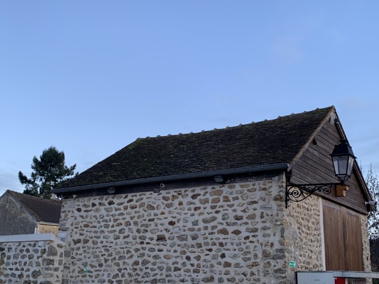 Toiture rénovée d'un bâtiment communal en pierre