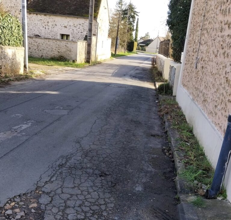 Chaussée dégradée d'une rue de Courson-Monteloup